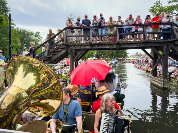 Fotor&uuml;ckblick: 51. L&uuml;bbenauer Kahnkorso 2025 